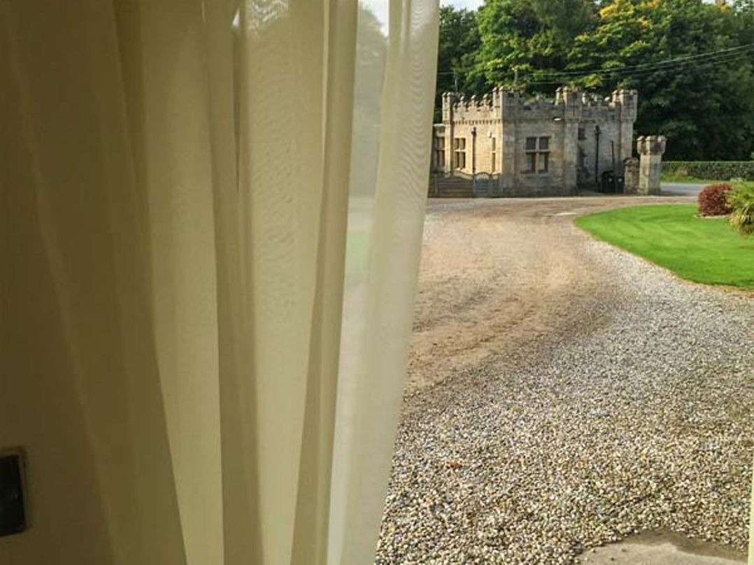 Walworth Castle Holiday Cottage