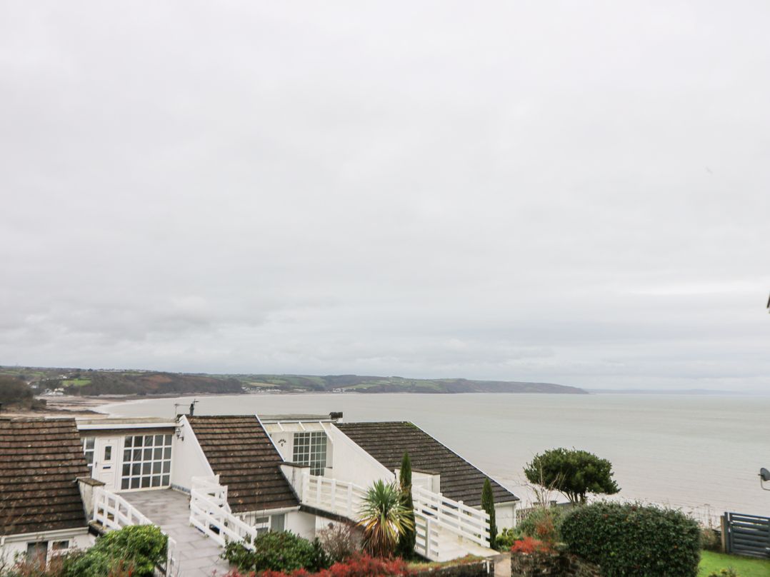 11 Captains Walk