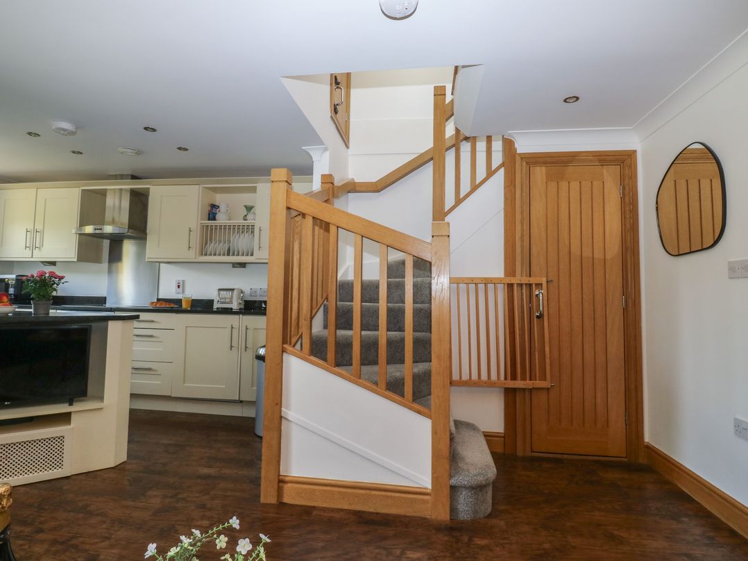 2 Court Cottage, Hillfield Village