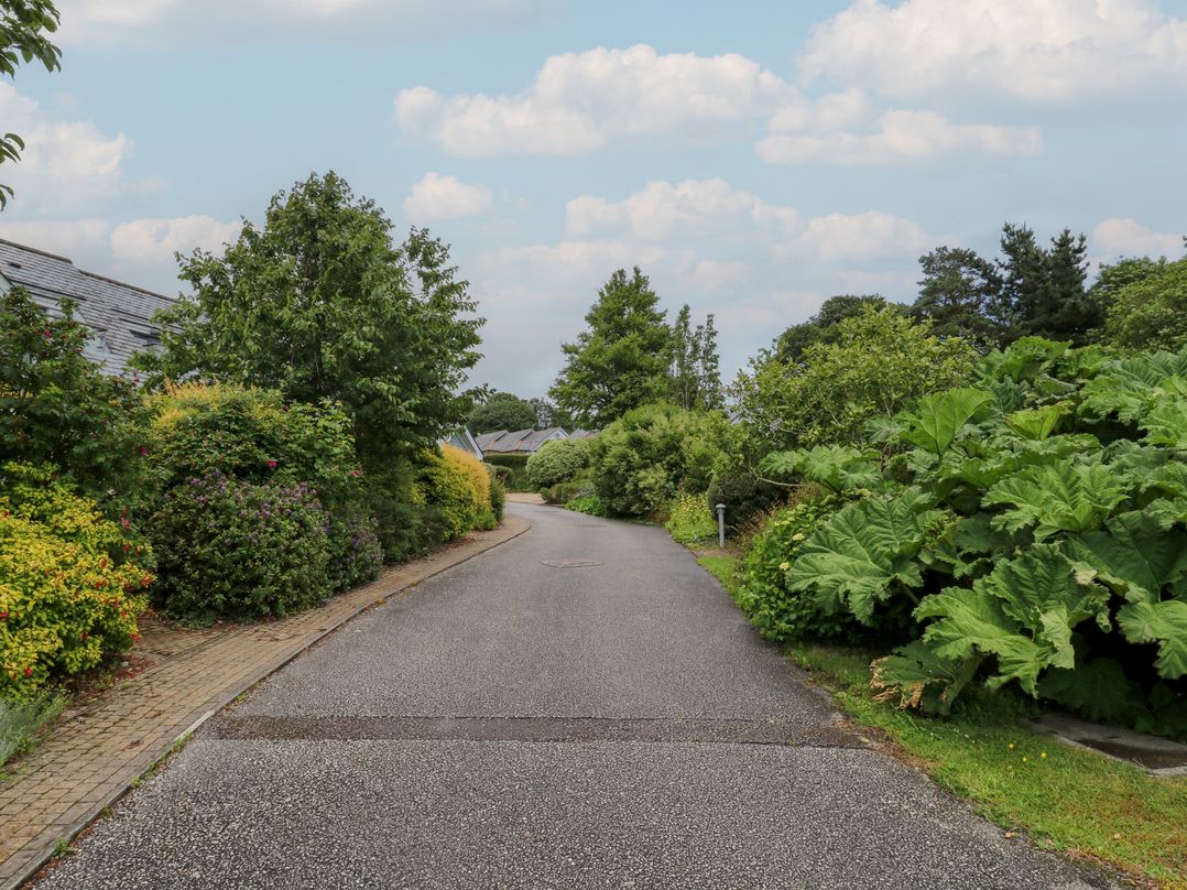 2 Court Cottage, Hillfield Village