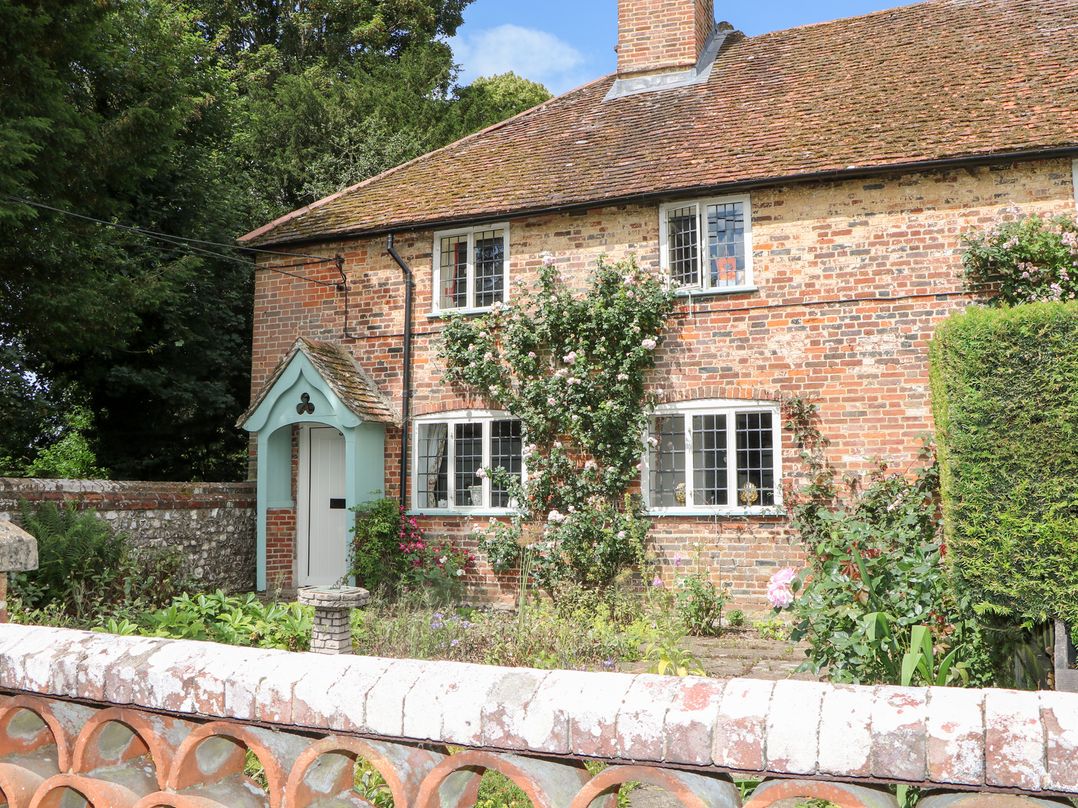 Dog friendly holiday cottage, Alton, 2 dogs welcome