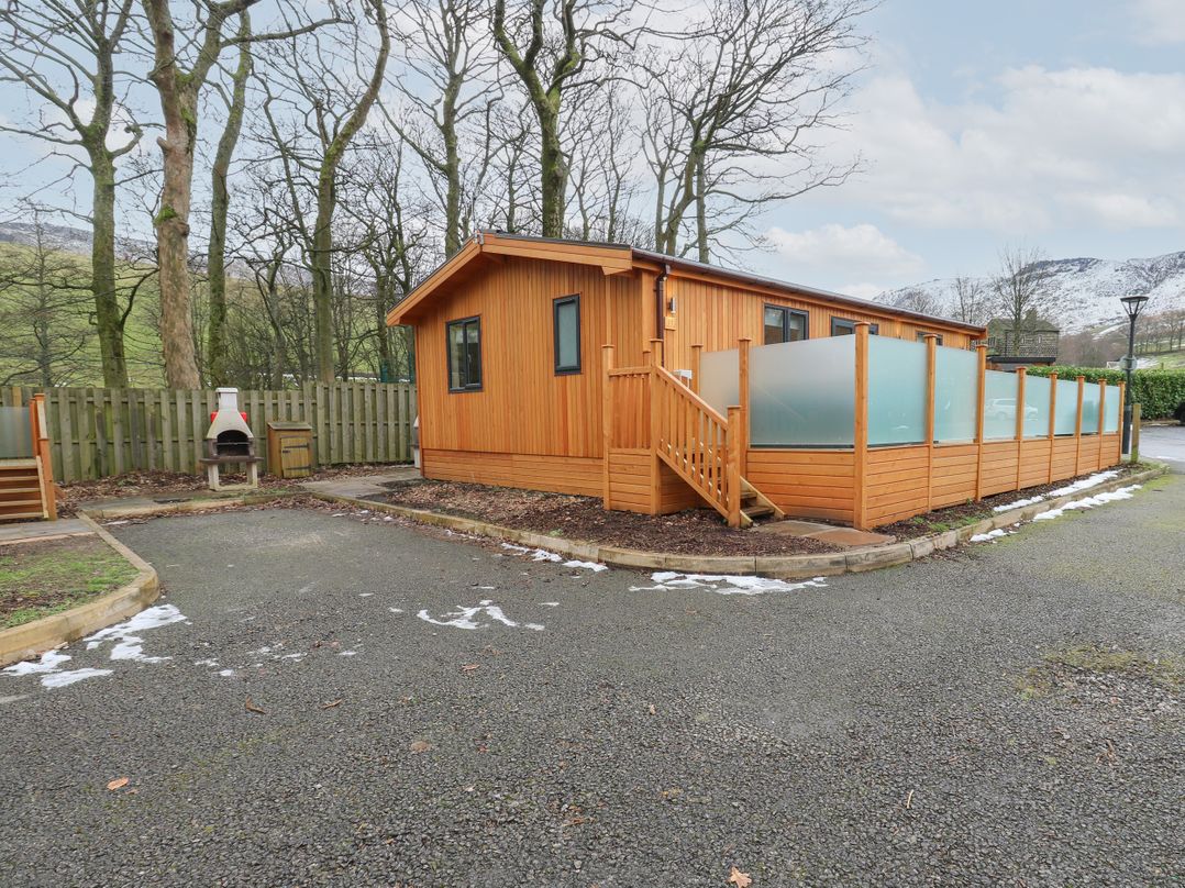 Dovestone Luxury Lodges (sleeps 4) - pets welcome