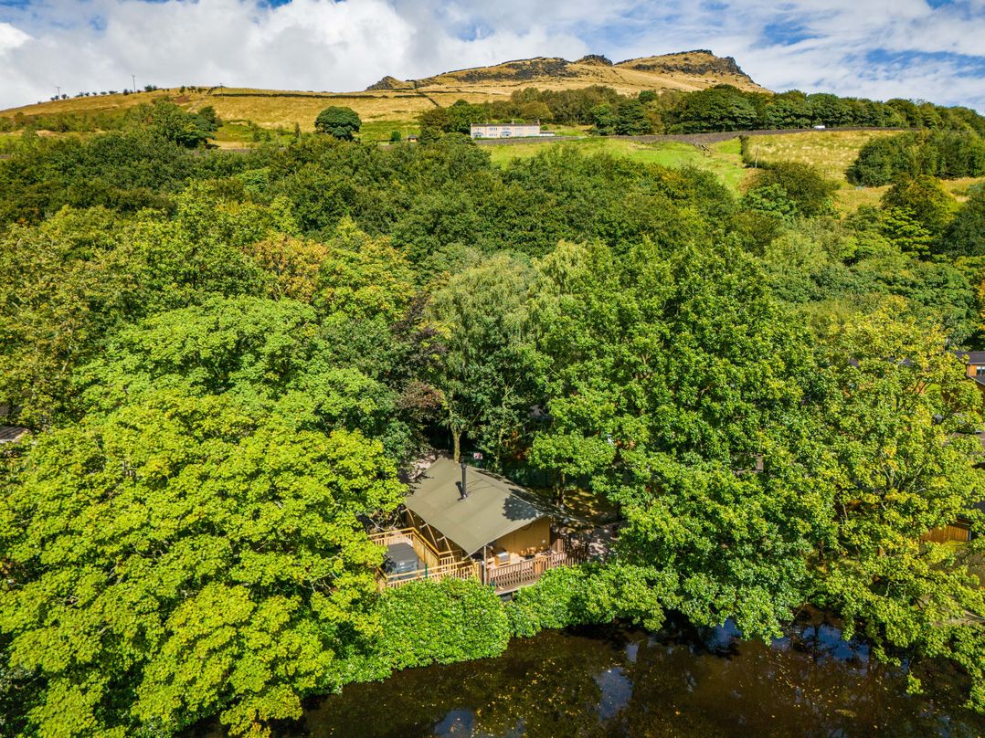 Dovestone Luxury Lodges (sleeps 4) - pets welcome