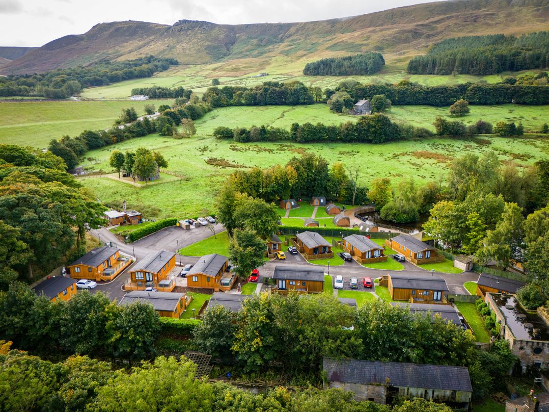 Dovestone Luxury Lodges (sleeps 4) - pets welcome