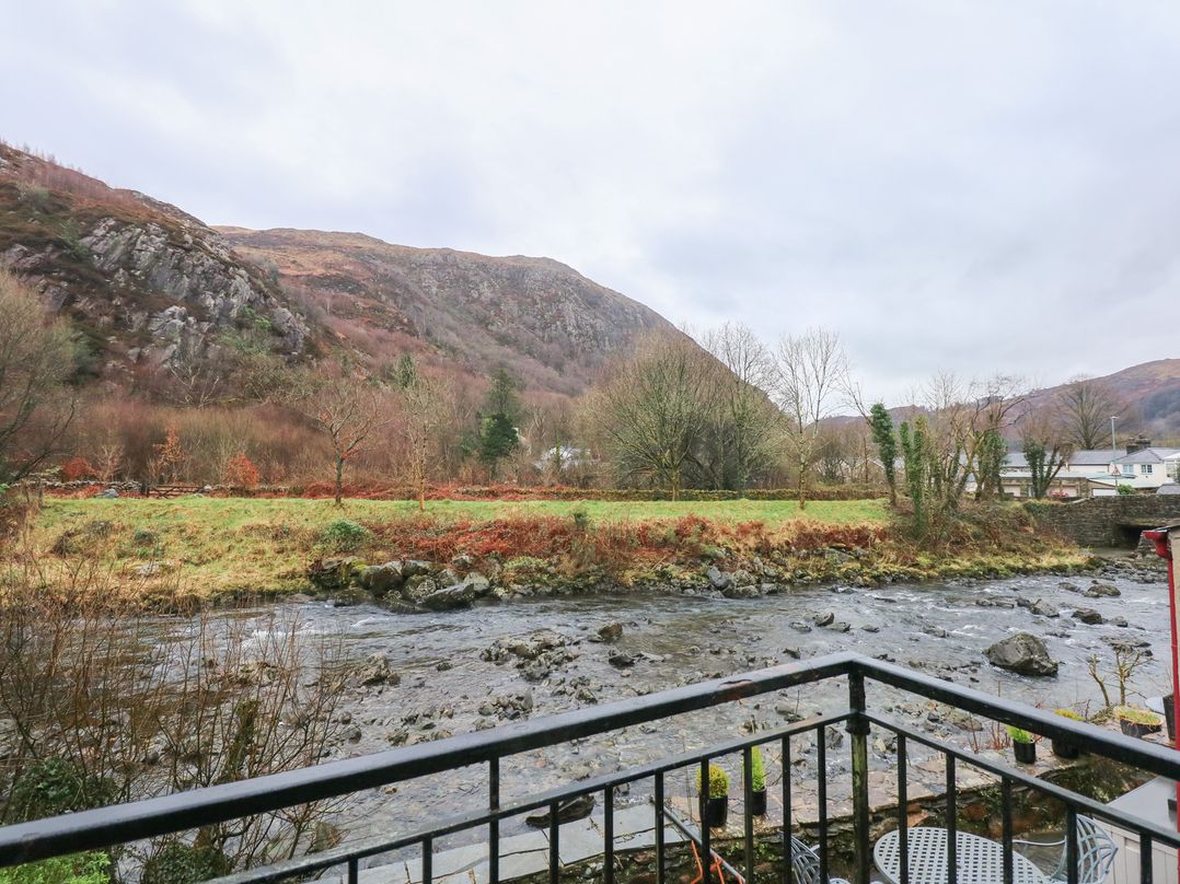 Si-Yr-Afon
