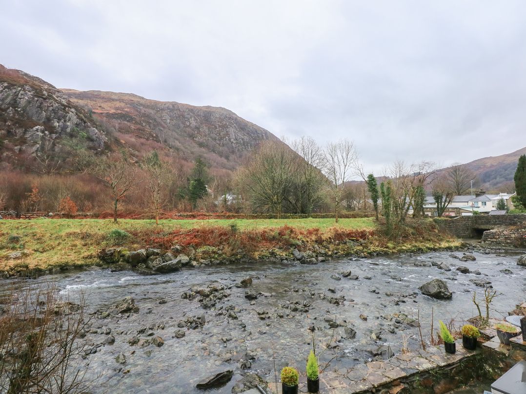 Si-Yr-Afon