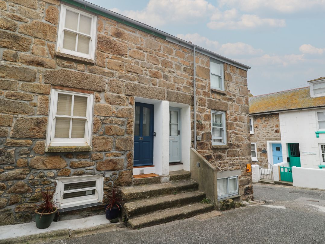 Rockpools, 23 Carncrows Street, St Ives - Sleeps 6 guests