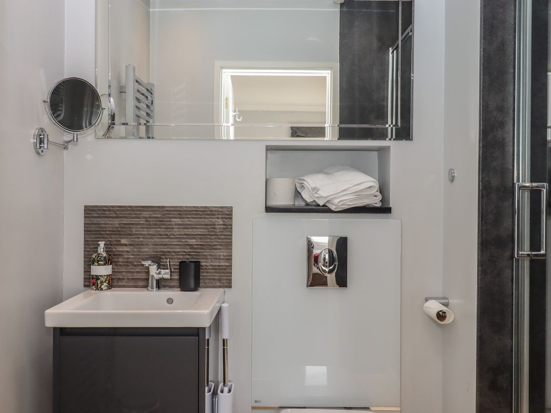 15 Summerland Avenue