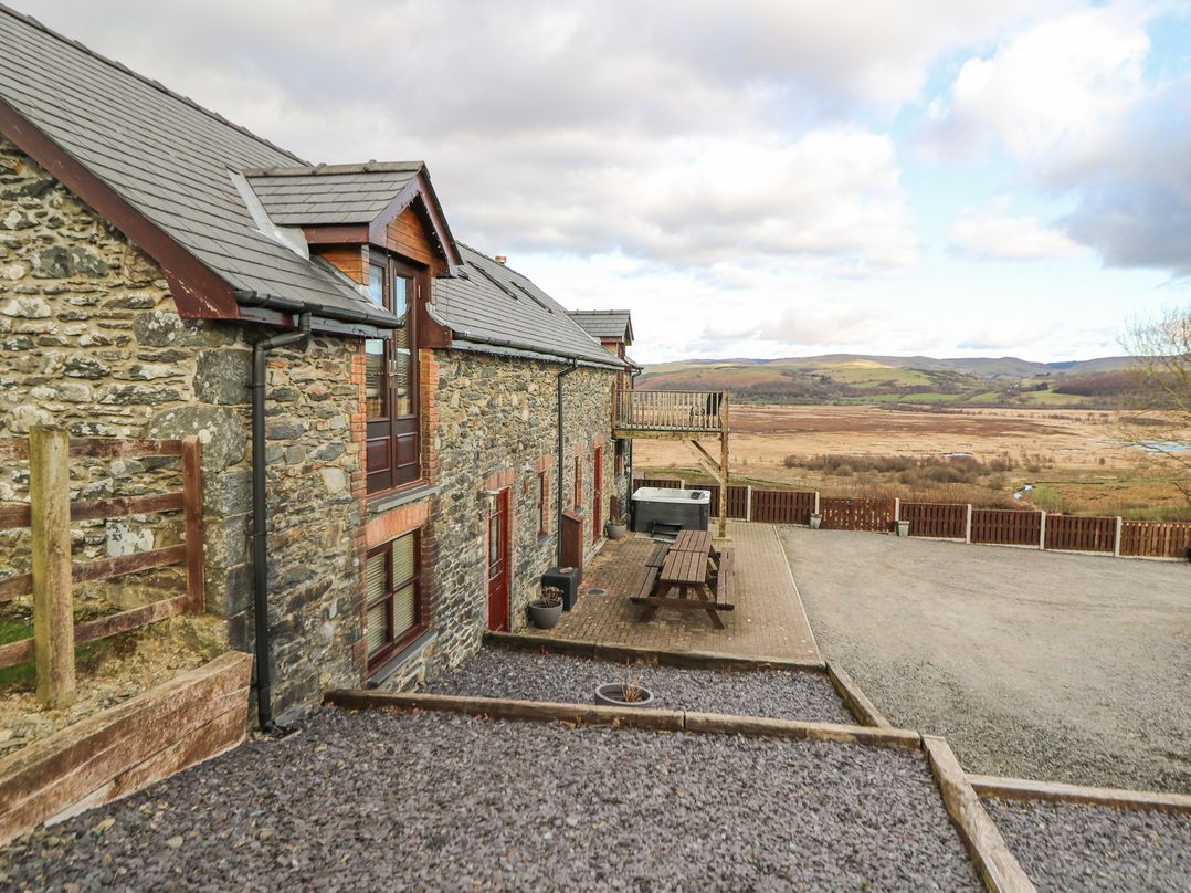 Llwyngwinau Isaf Barn