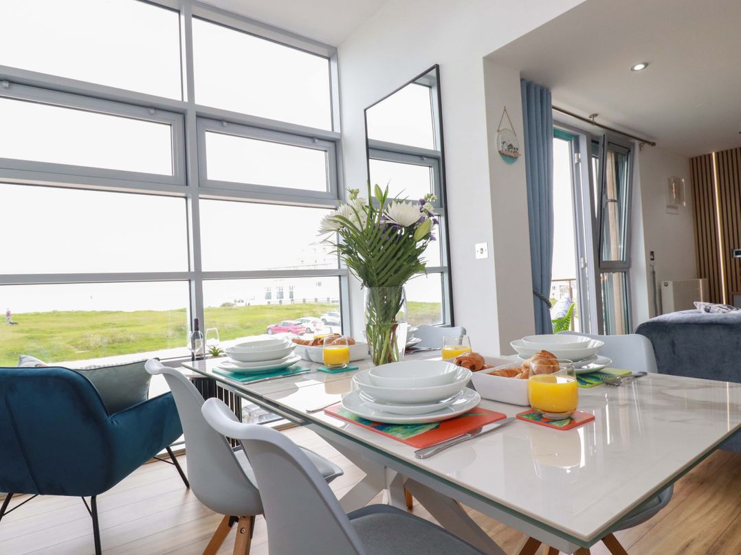 Penthouse @46Zinc - Headland View