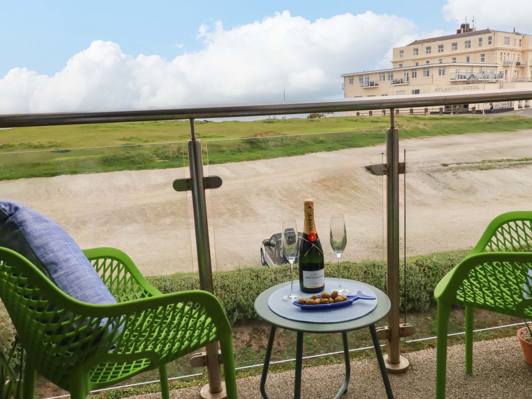 Penthouse @46Zinc - Headland View