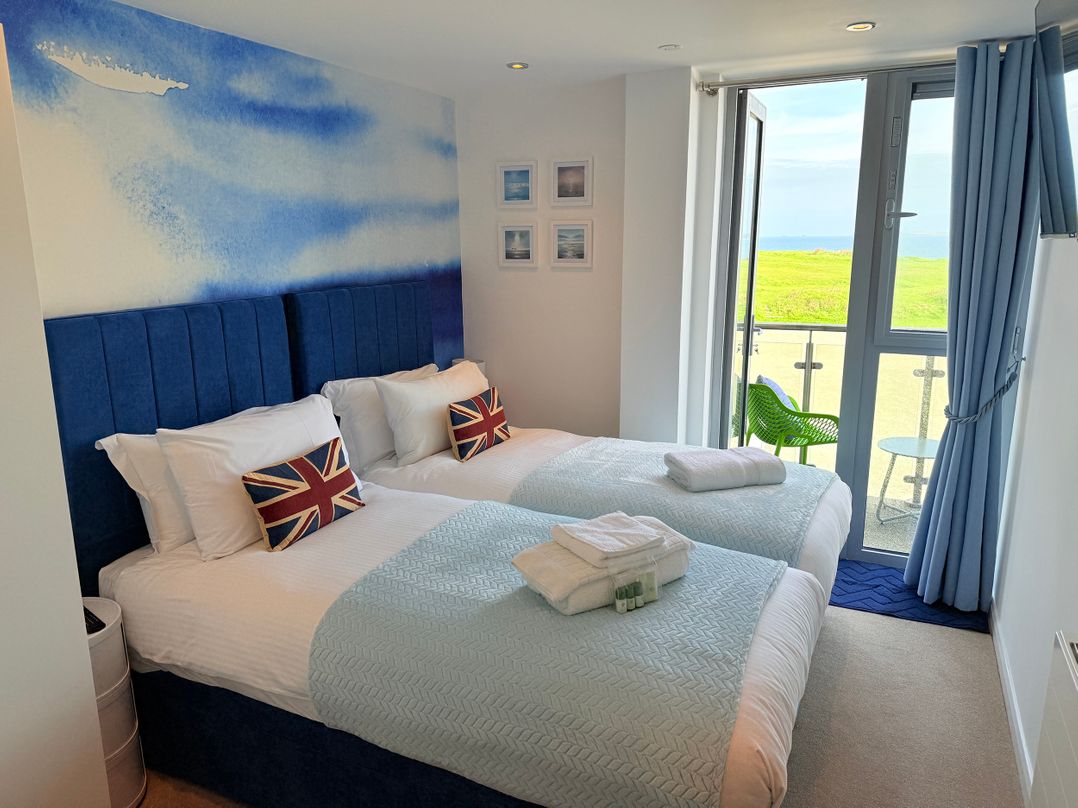 Penthouse @46Zinc - Headland View