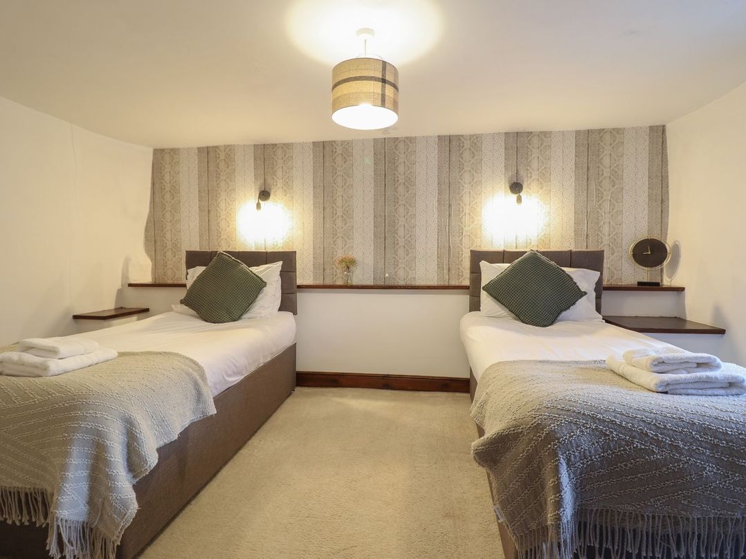 A bedroom with two single beds at Cader Cottage Dolgellau