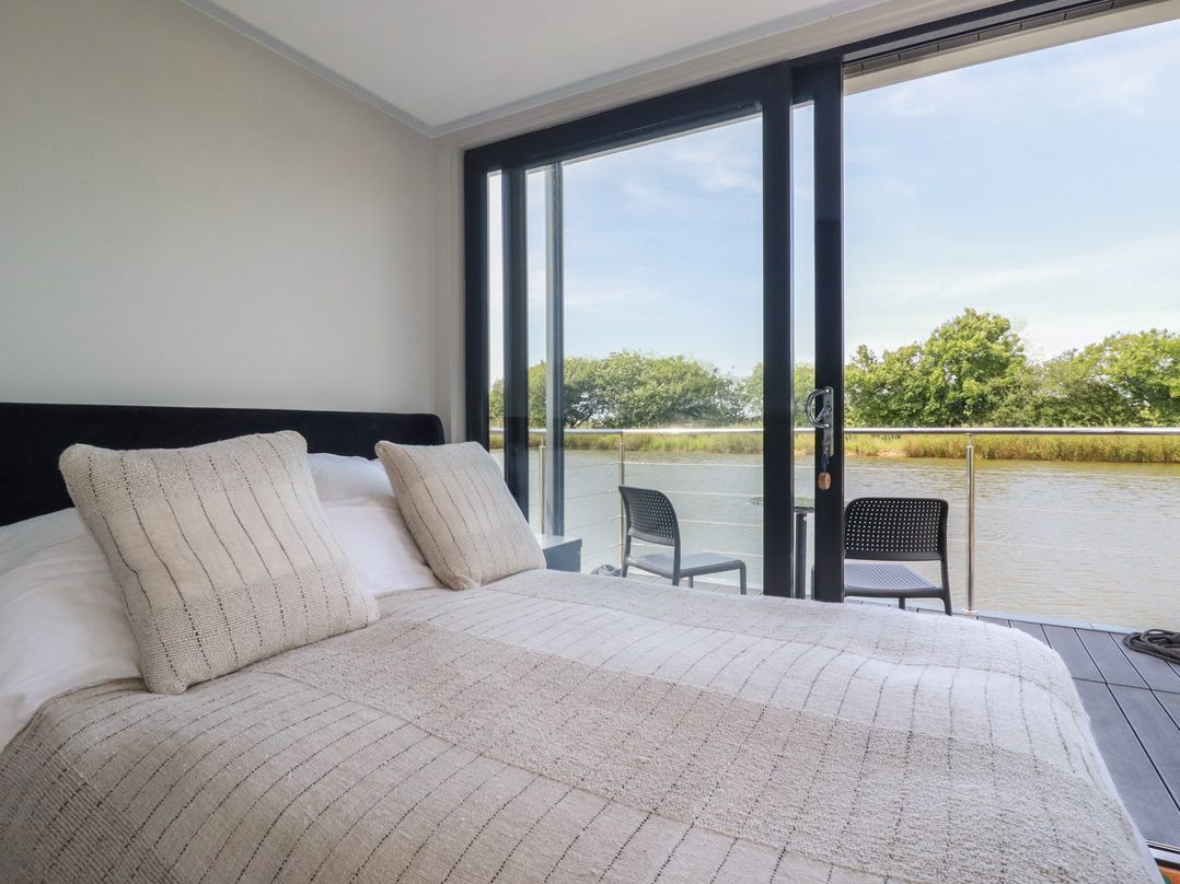 The Lake Boat exclusive retreat