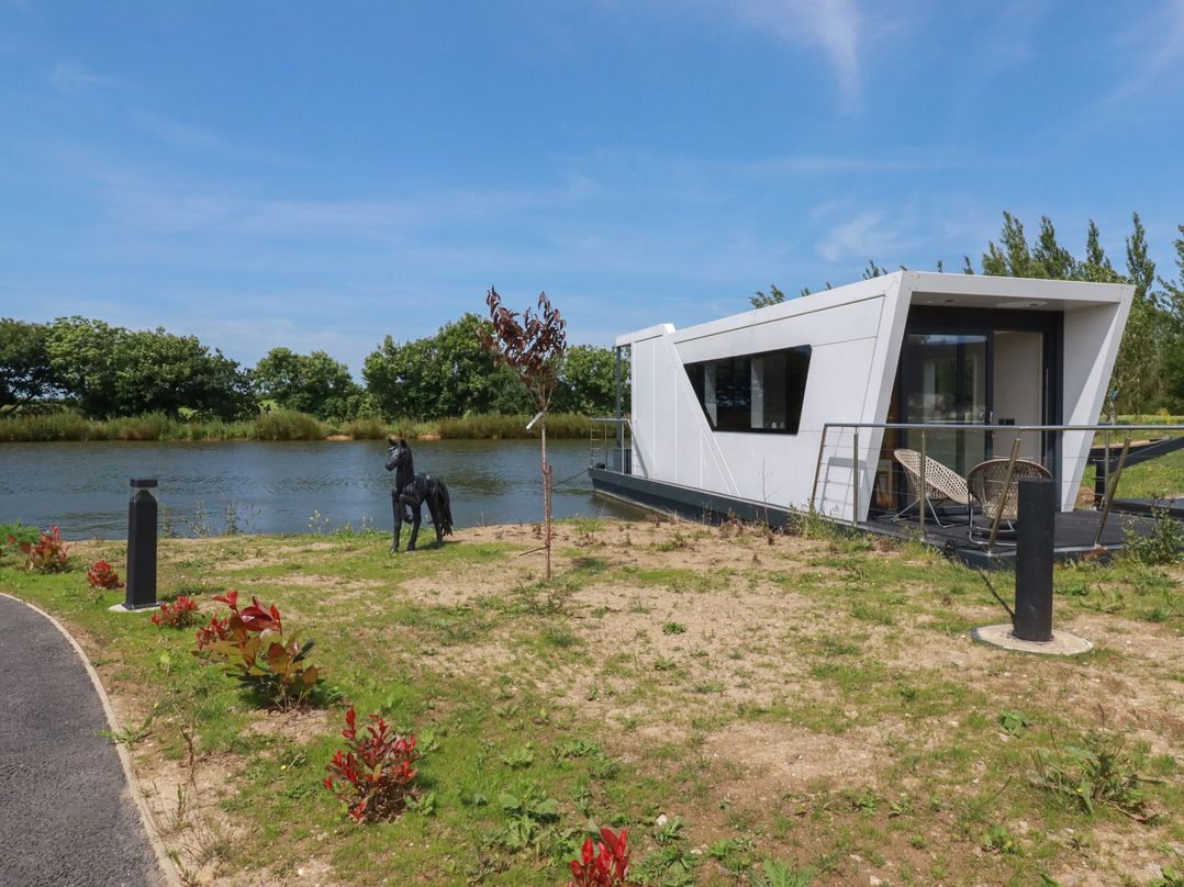 The Lake Boat exclusive retreat