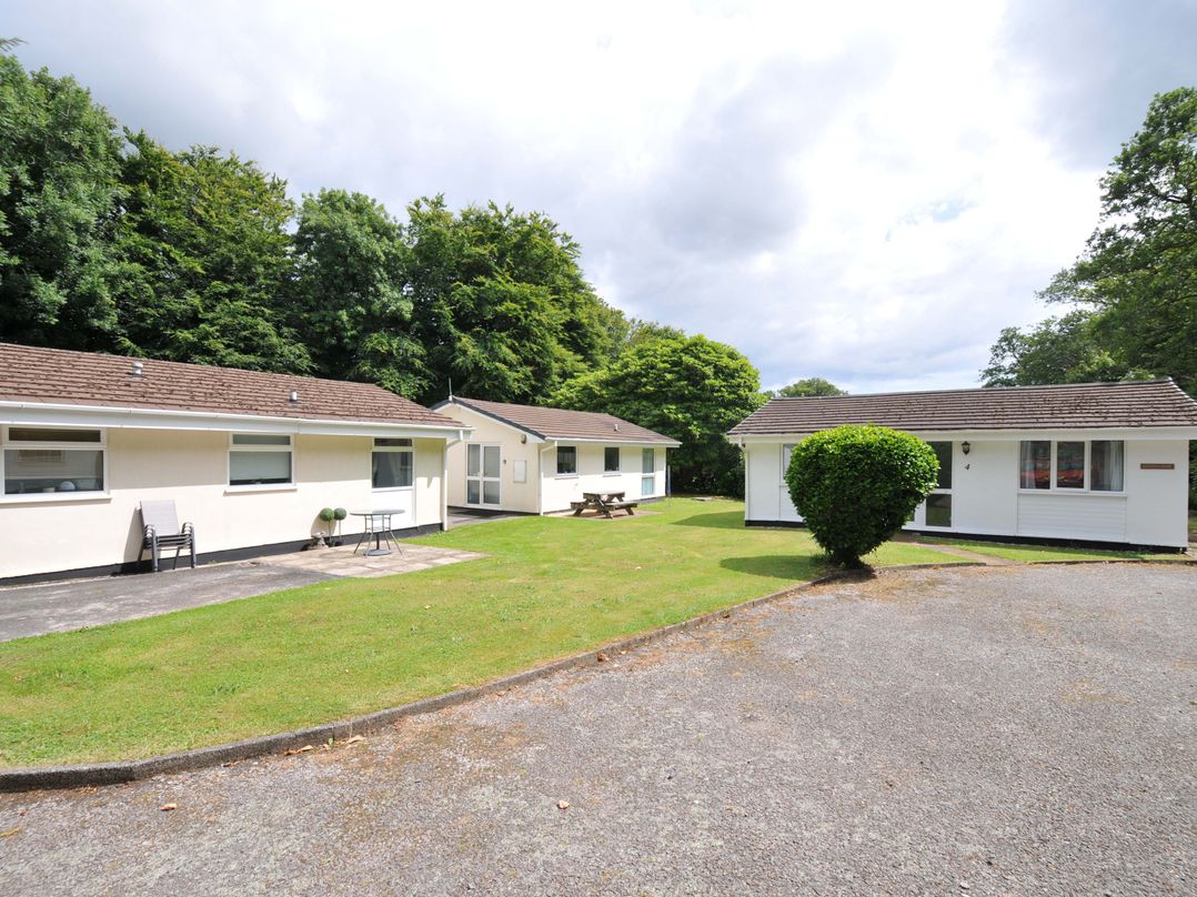 4 Rosecraddoc Lodge Holiday Bungalows