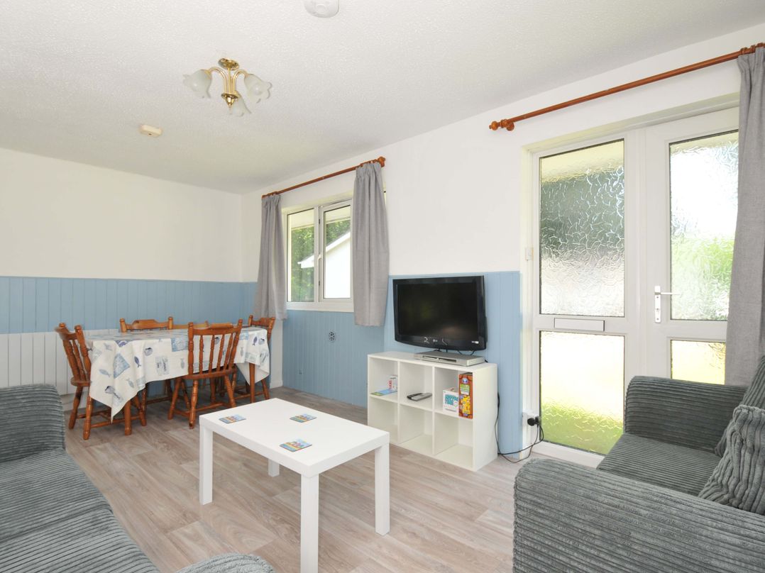 4 Rosecraddoc Lodge Holiday Bungalows