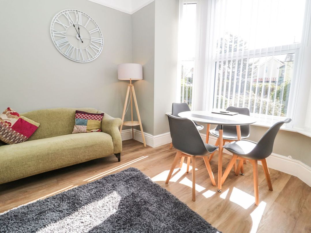 Flat 1A, Mona House