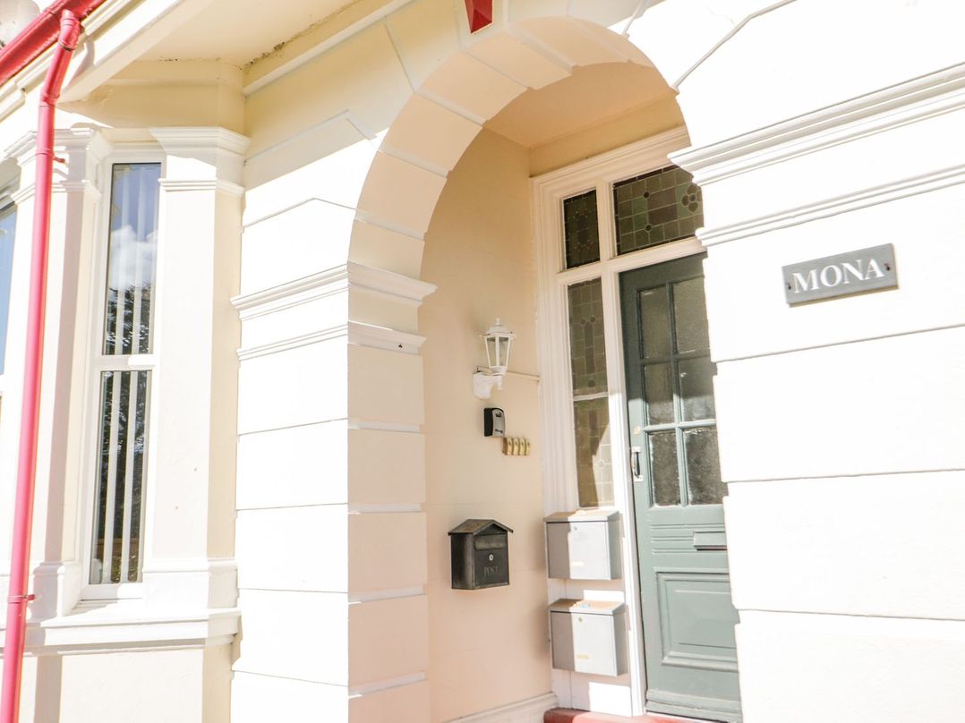 Dog friendly cottage in Deganwy, Conwy - Sleeps 2