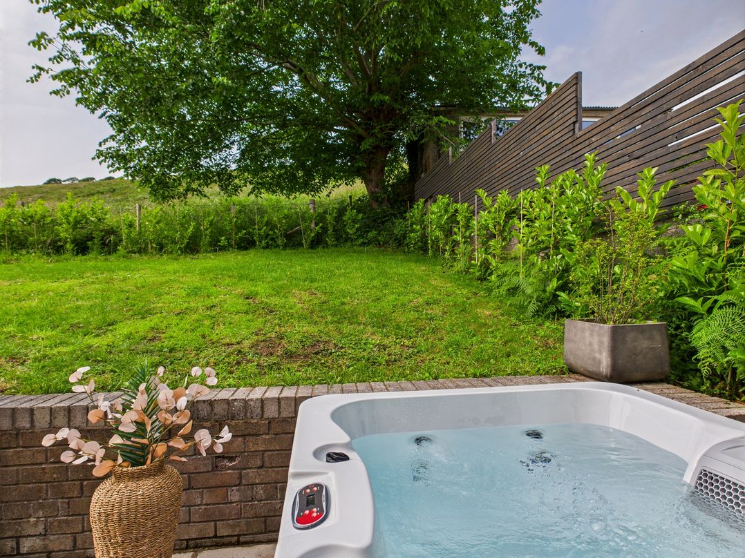 Luxury Beach Stay with Hot Tub