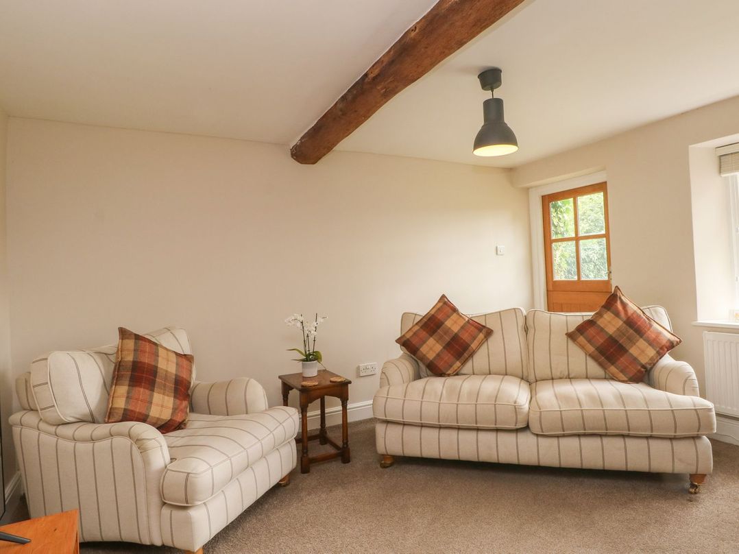 Cottage Round T'Corner