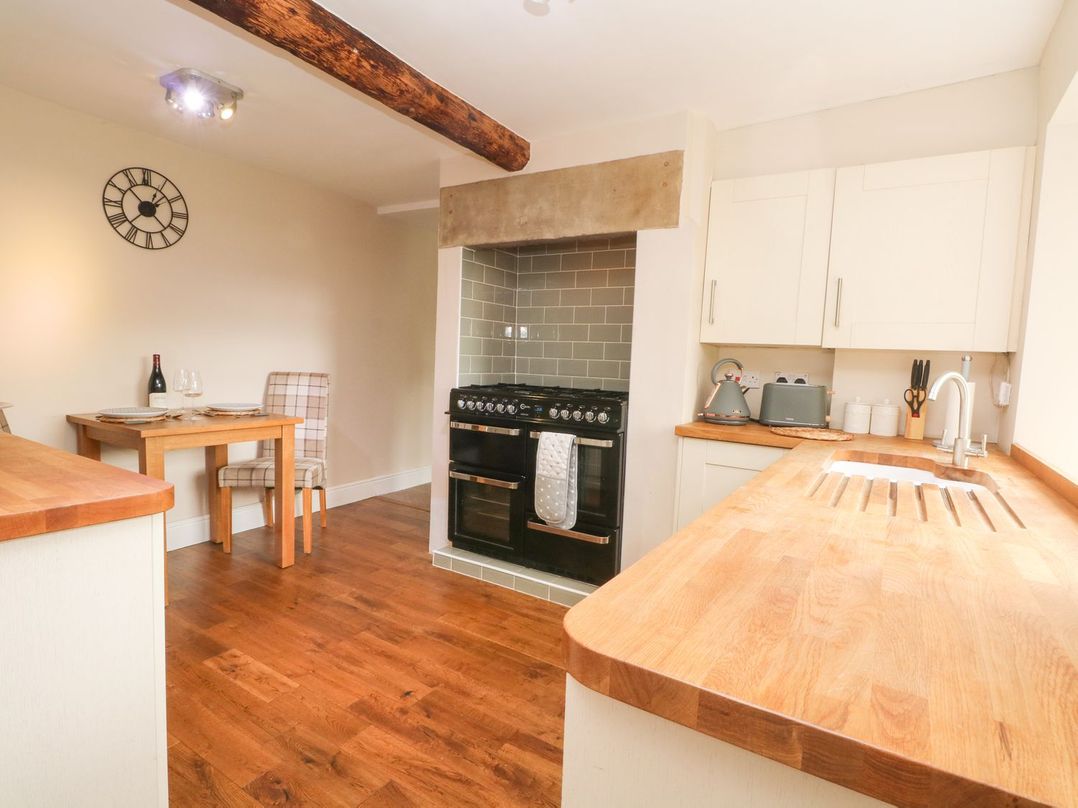 Cottage Round T'Corner