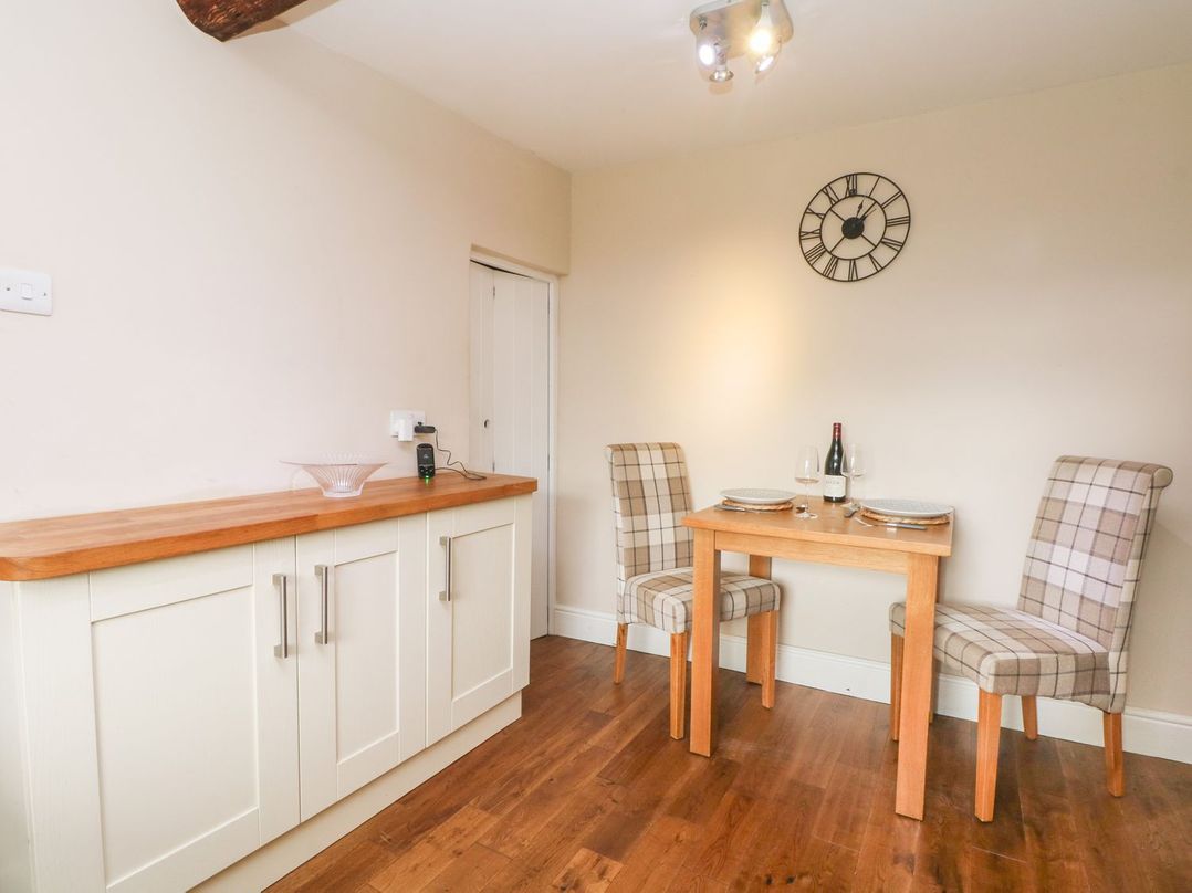 Cottage Round T'Corner