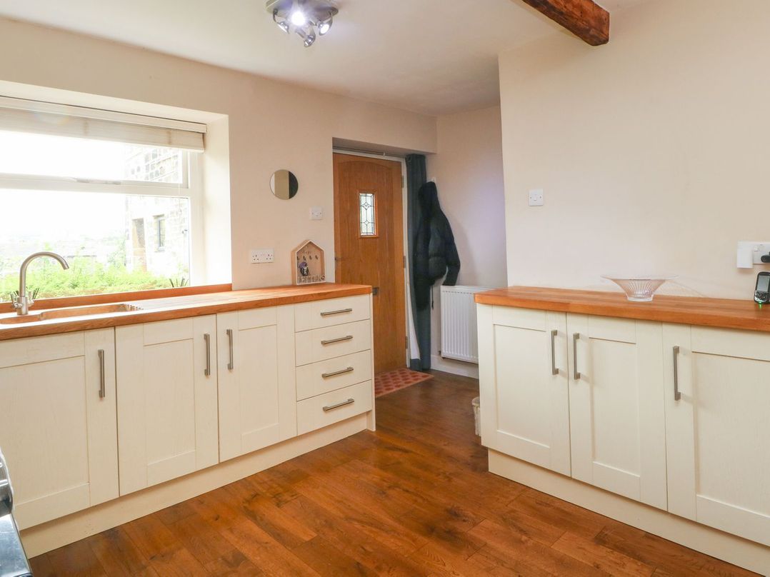 Cottage Round T'Corner
