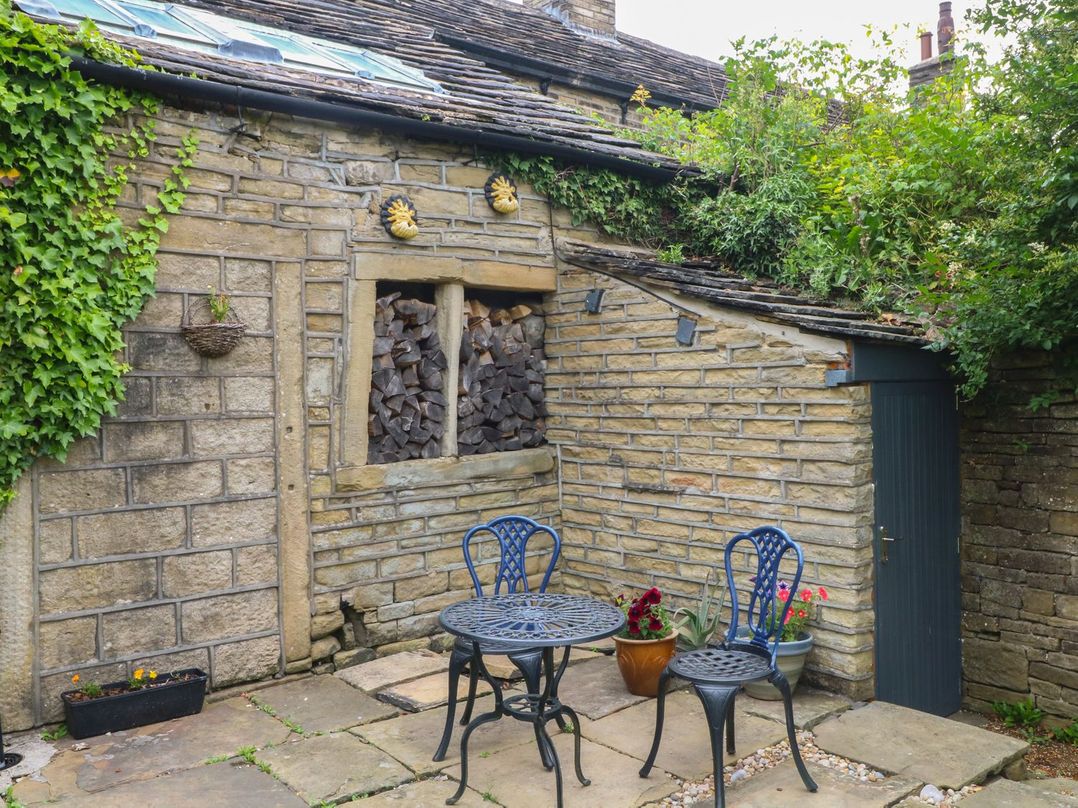 Cottage Round T'Corner