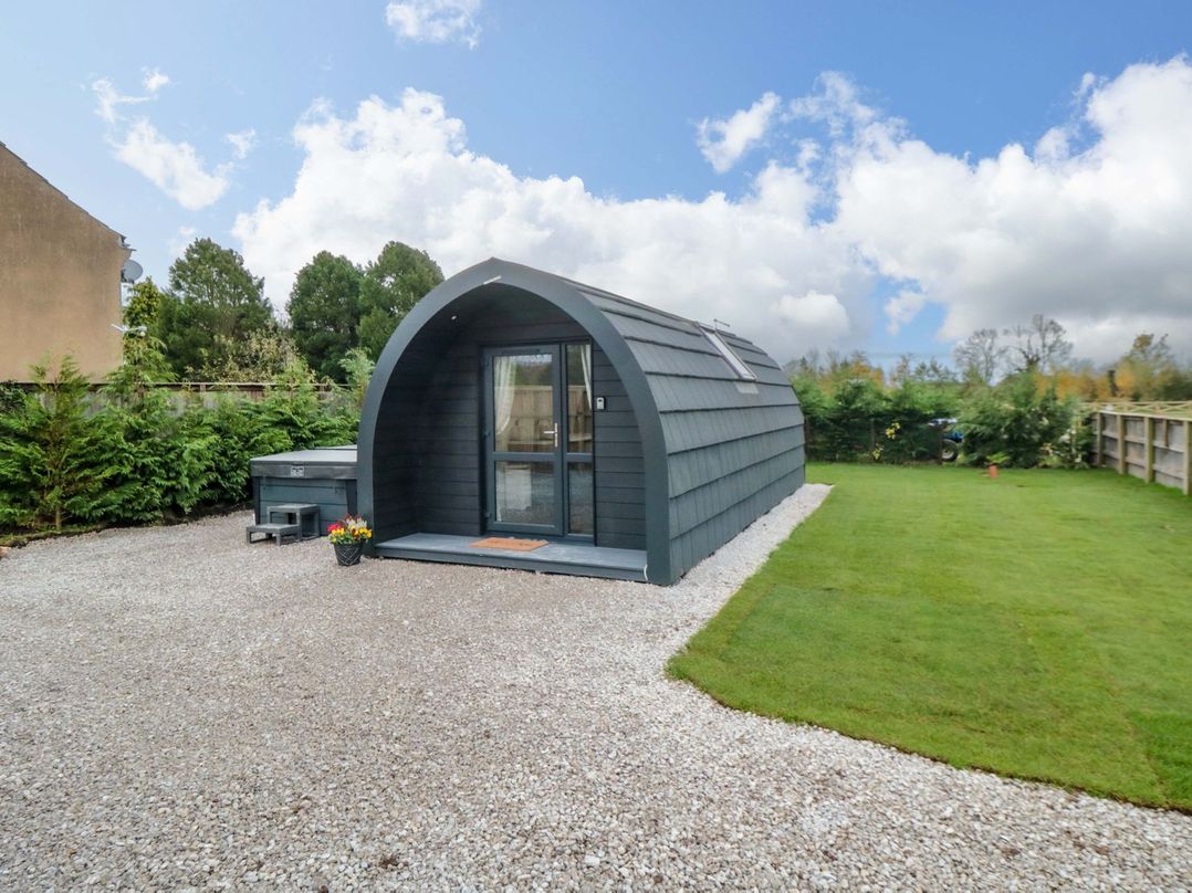 Bumblebee Glamping Pod