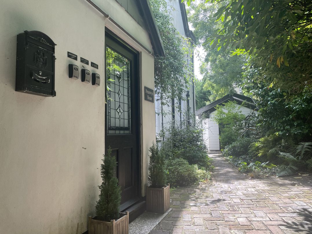 DeCressy Apartment