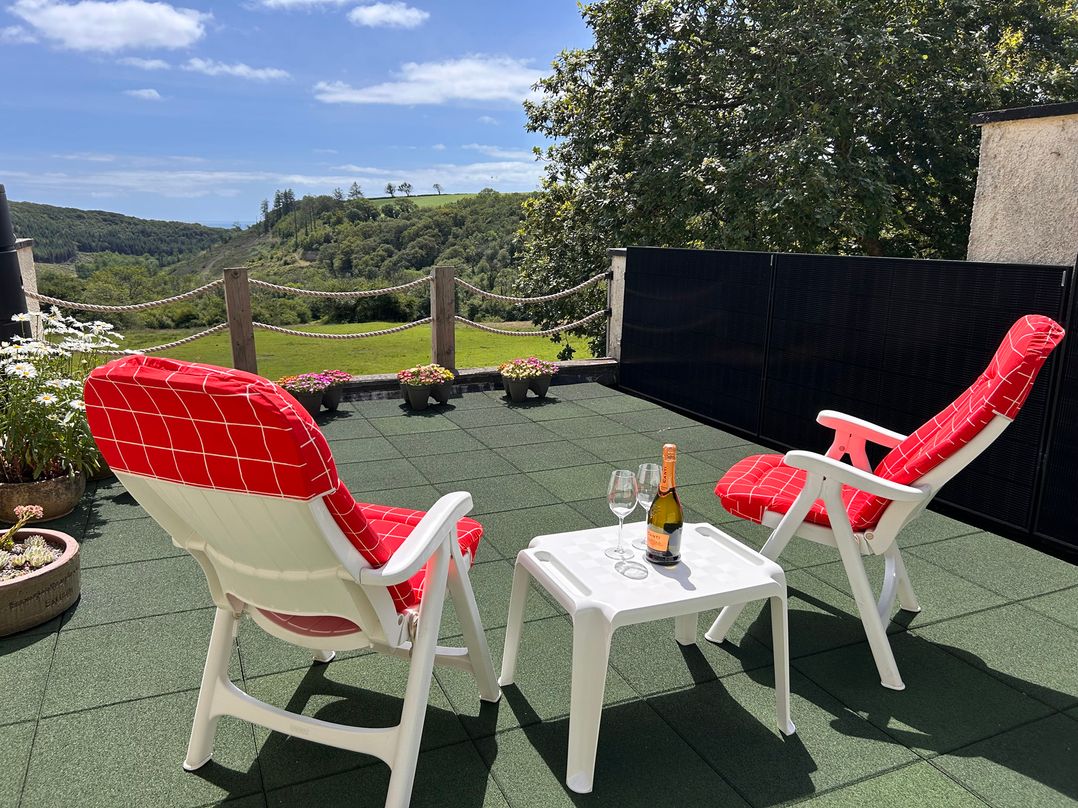 An outdoor area with chairs and a table at 51 Llanteg Park in Amroth