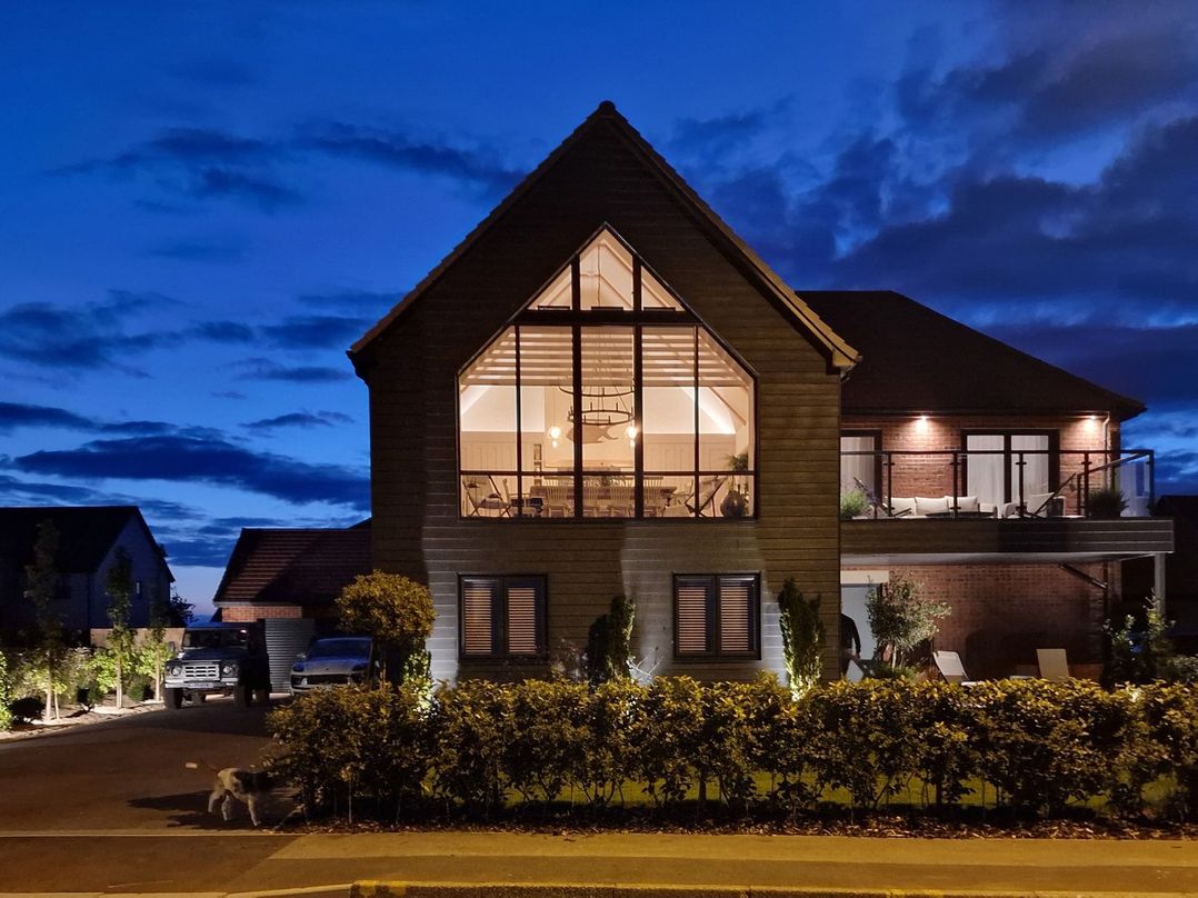 Calm Waters Luxury Beach House - Sleeps 10