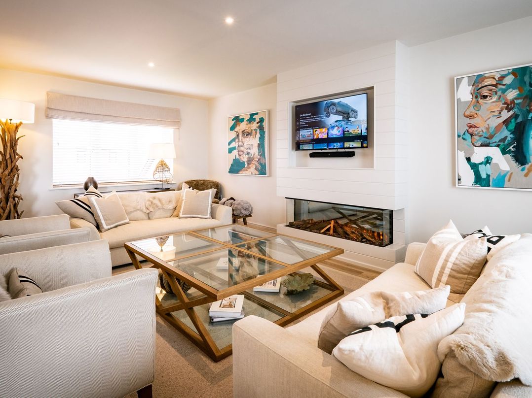 Calm Waters Luxury Beach House - Sleeps 10