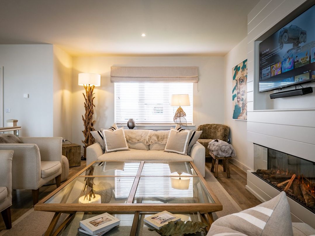 Calm Waters Luxury Beach House - Sleeps 10