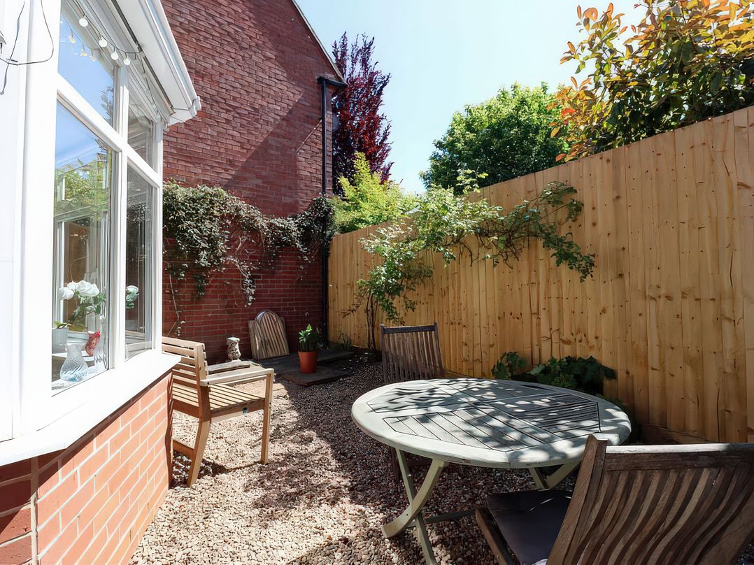 3 Leycester Court