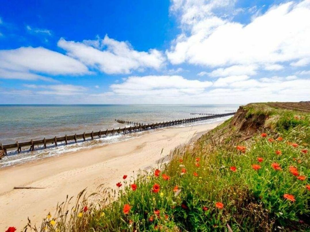 Broadland Sands - Holiday Accommodation 15327