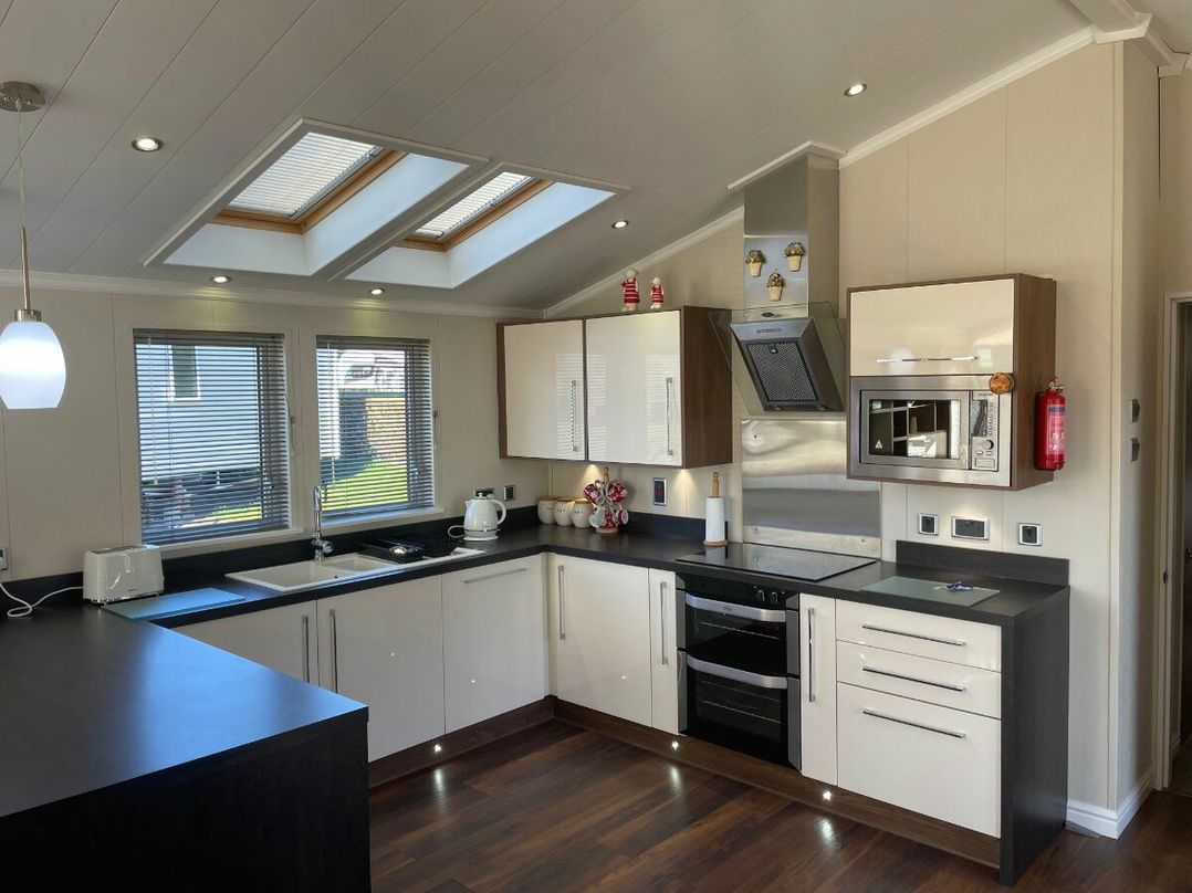Marton Mere Holiday Village - Holiday Accommodation 21071