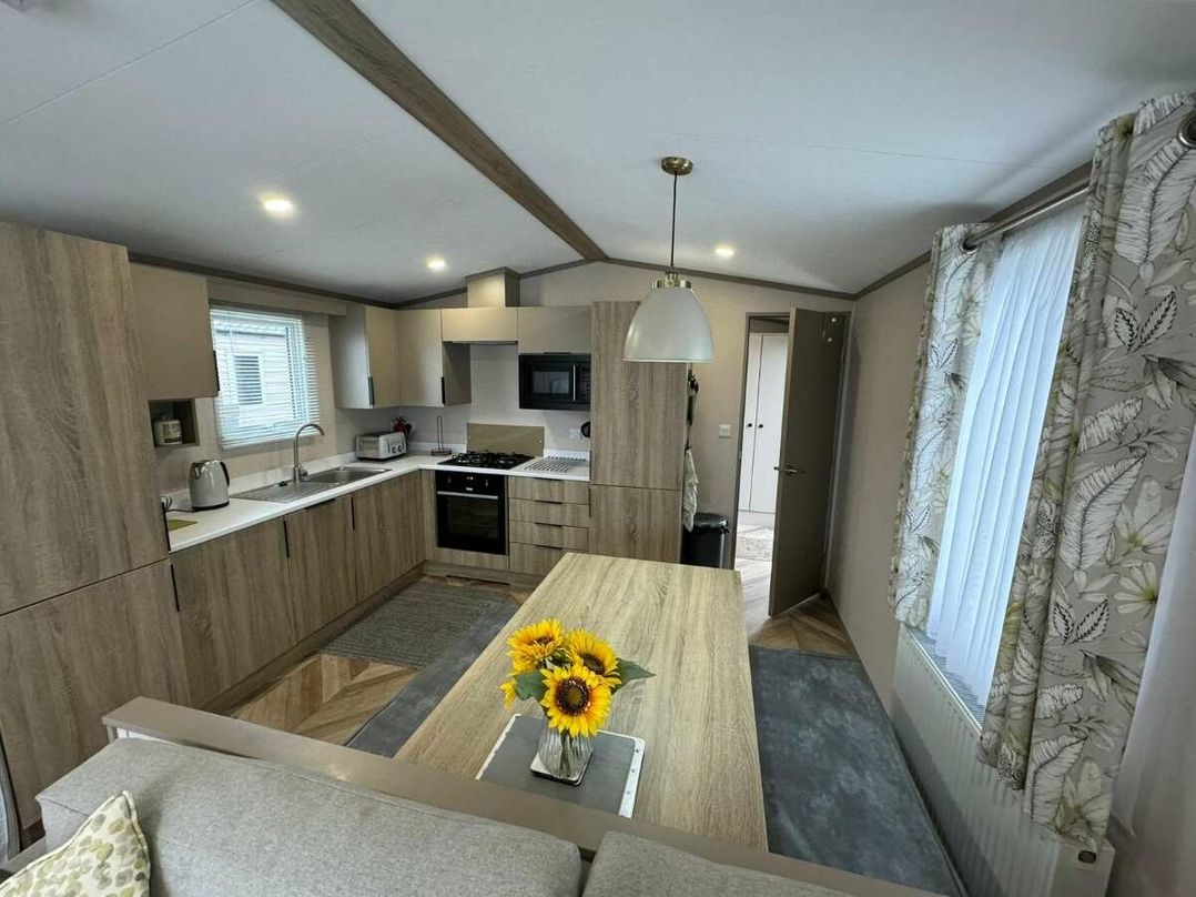 Golden Palm Resort - Holiday Accommodation 21371