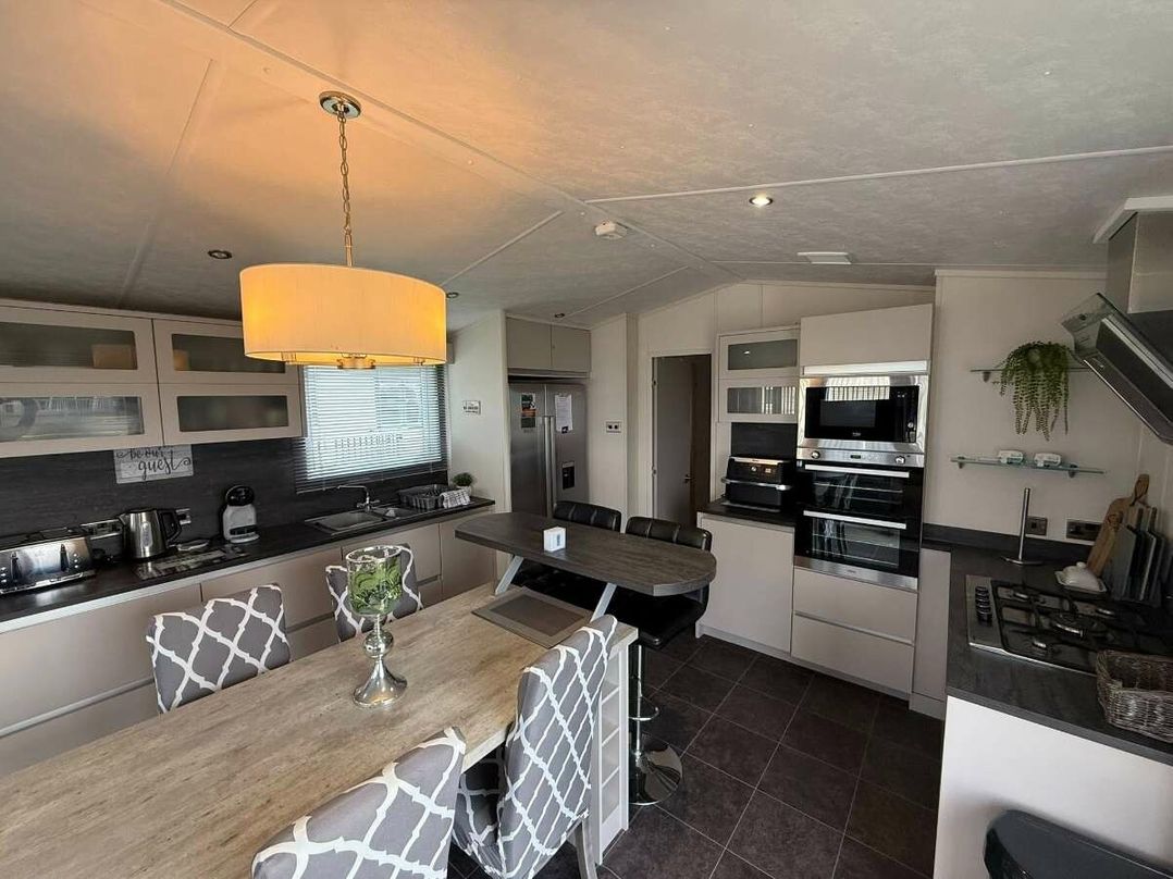 Golden Palm Resort - Holiday Accommodation 22164