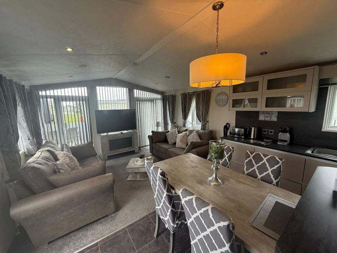 Golden Palm Resort - Holiday Accommodation 22164