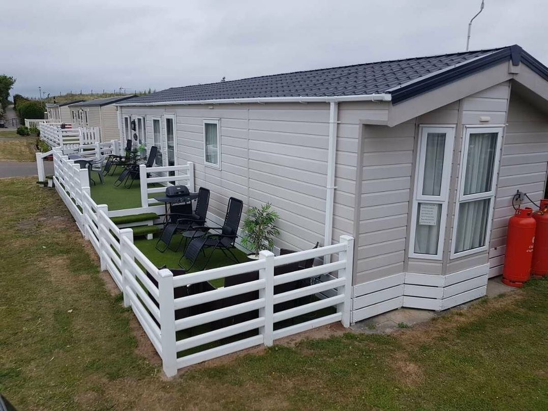 Lido Beach Holiday Park - Holiday Accommodation 4111