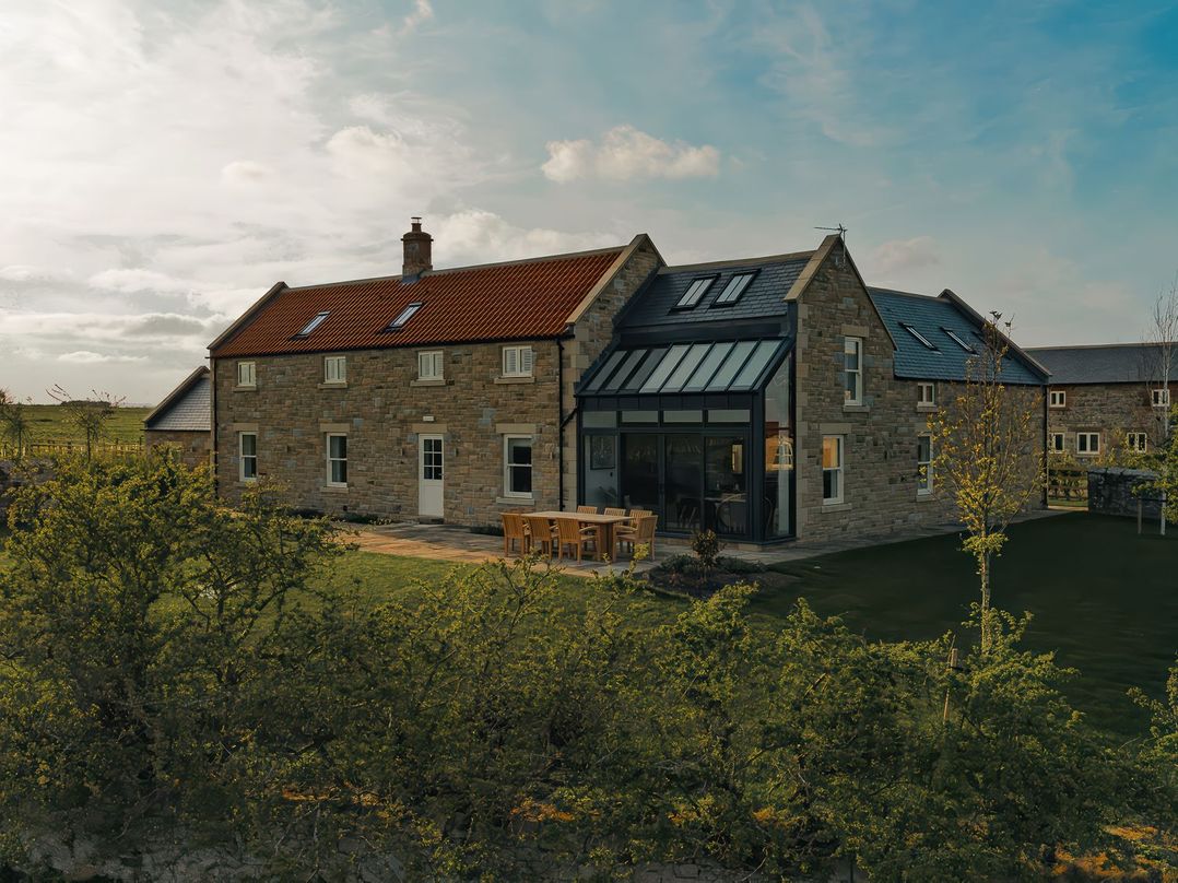 Dog friendly holiday cottage in Beadnell, sleeps 8