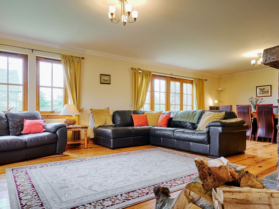 Holly House - Sleeps 9