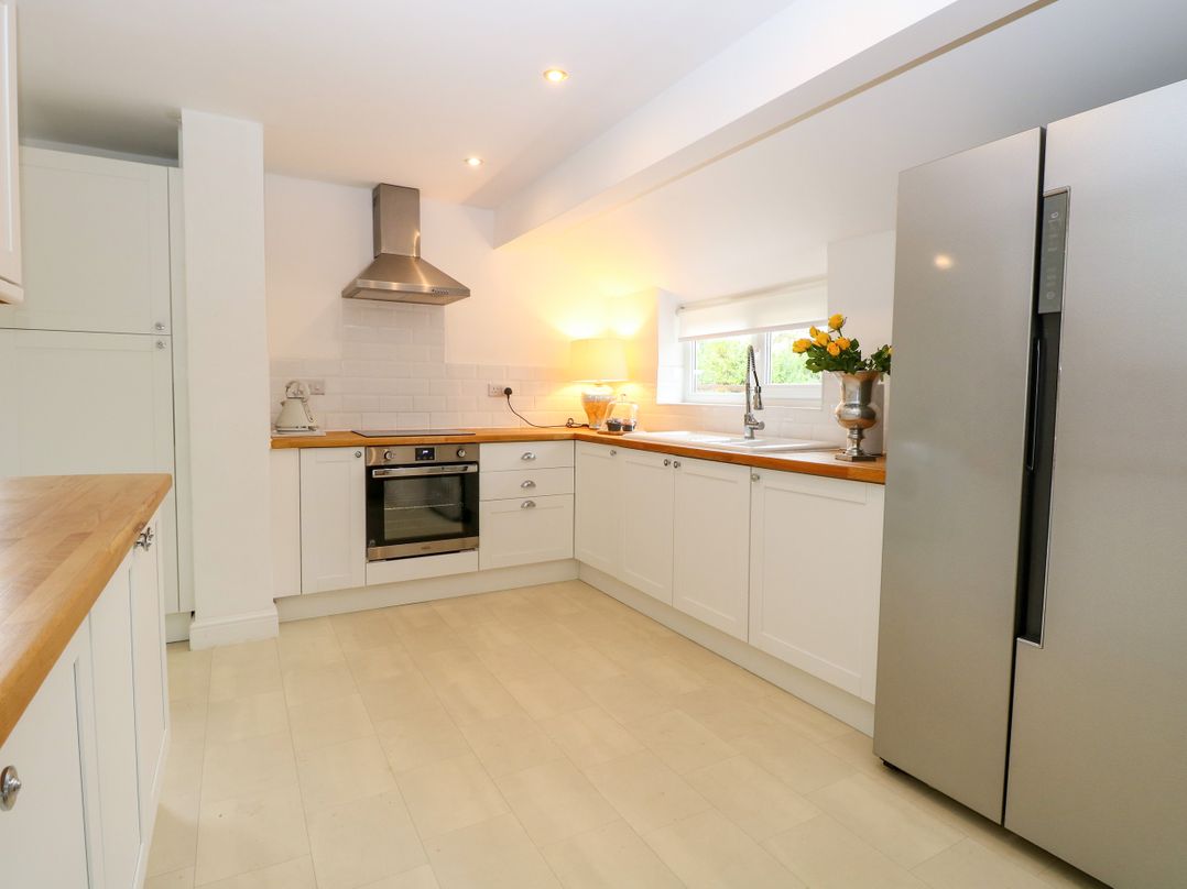 A kitchen with an oven and refrigerator at Three Ways in South Lopham near Garboldisham