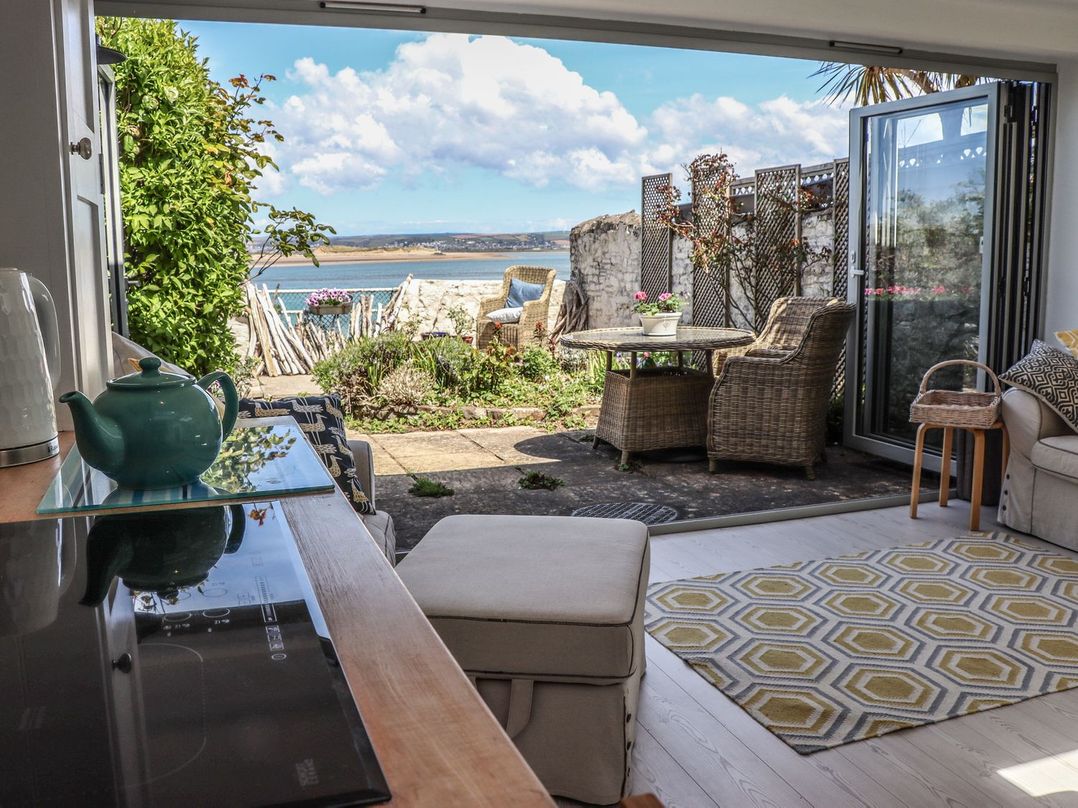 A living room with a view of the garden at Mariners Cottage in Bideford
