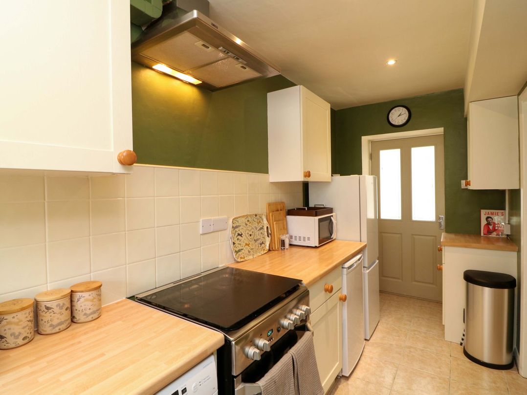 A kitchen with appliances and cabinets at The Annexe in Belper