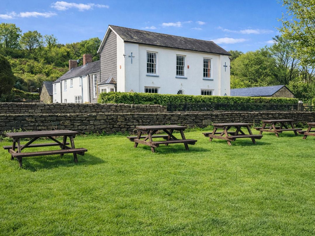 Dog friendly holiday cottage in St Clears, sleeps 12