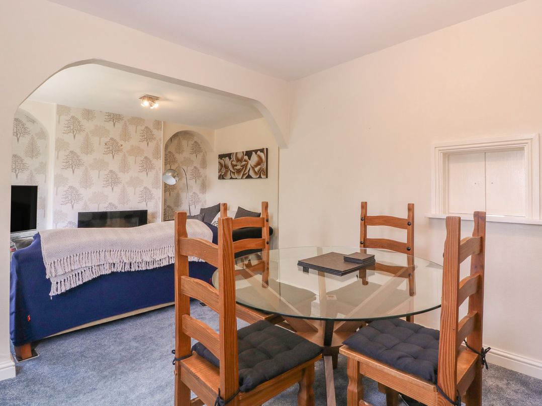 24 Cefn Court