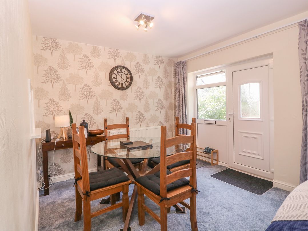 24 Cefn Court